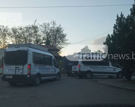 Униформените влизат от врата на врата в Куклен, завардиха изходите на града