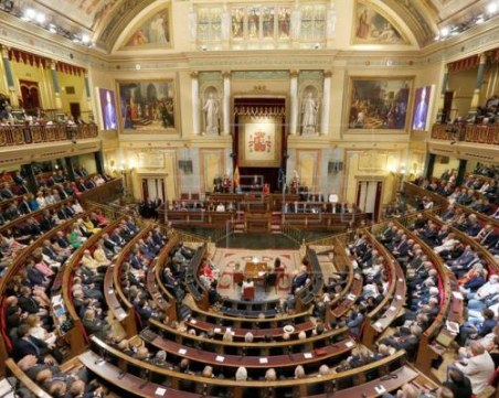 Най-оспорваните от десетилетия парламентарни избори се провеждат в Испания