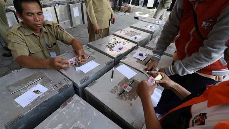 Равносметка от изборите в Индонезия: Над 270 души са починали, докато броят гласовете