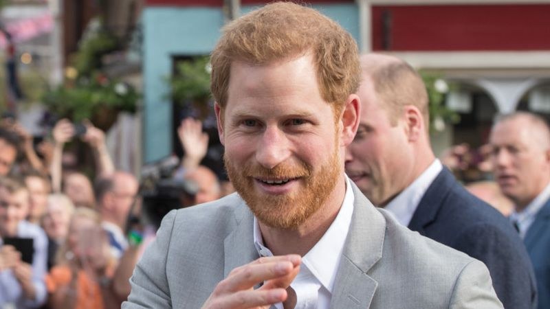Принц Хари се появи на маратон в Лондон в деня, в който Меган трябваше да роди