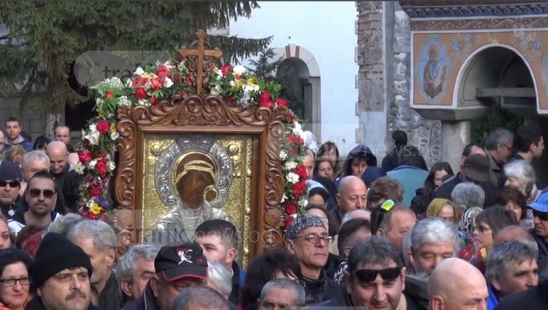 Стотици вярващи тръгват към Бачково, понасят чудотворната икона на Богородица