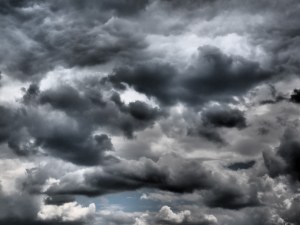 Слънце до обяд и облаци и дъжд след обяд за Великден