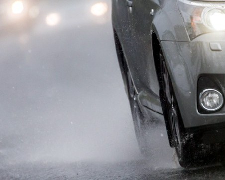 Експерти: Не натискайте спирачката в аквапланинг и не въртете волана