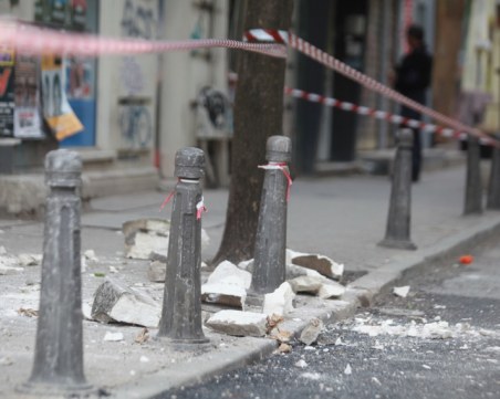 Фасада на сграда се срути върху тротоар, по чудо няма пострадали