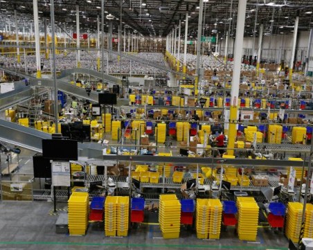 Роботи следят зорко и уволняват служители в най-голямата компания в светa