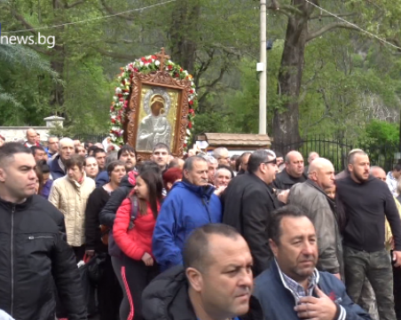 Стотици вярващи се стекоха в Бачковския манастир, помолиха Богородица за здраве и изцеление