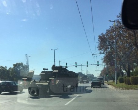 Военни колони с танкове и техника тръгват към София от цялата страна