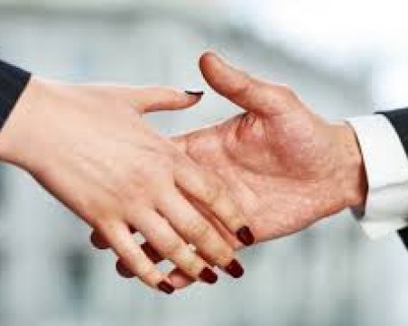 Заради сексуалния тормоз - ще забранят ли ръкостискането?