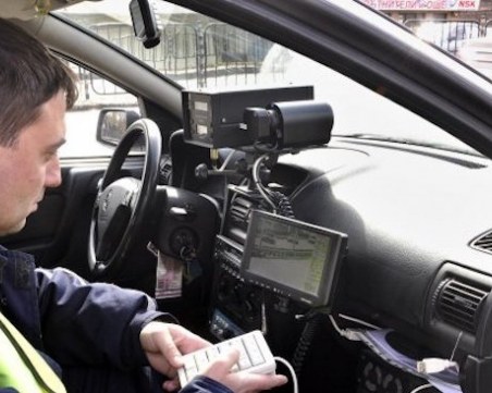 Алкохолен рекорд! Мъж с 4.15 промила се метна зад волана и помете две паркирани коли