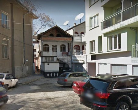 Бяла спретната къщурка в центъра на Пловдив – незаконна, но собствениците ѝ щели да строят друга