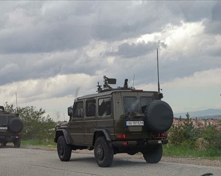 Бойни машини дойдоха в София, самолети репетират утре за 6 май