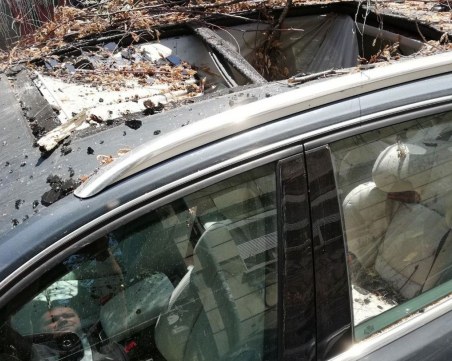 Дърво падна върху автомобил край Пазарджик! Тежко пострада жена