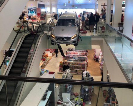 Кола се заби в търговски център в Хамбург, увисна на един от етажите