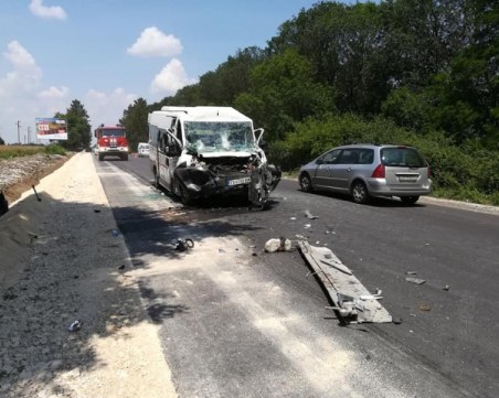 Микробус в мантинела до Варна – 7 ранени са откарани в болница