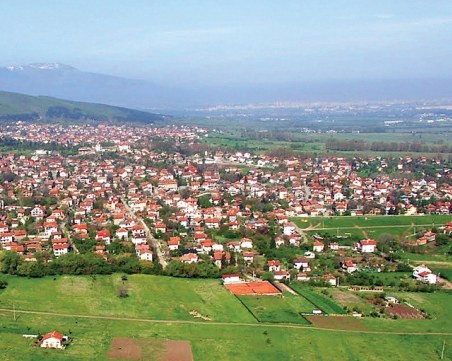 Село Лозен по-голямо от половината градове у нас, 164 места без нито един жител