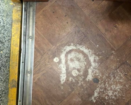 Шега или знамение след Великден? Ликът на Исус – на балатум в асансьор!