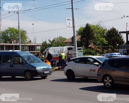 Тежък удар на кръстовище в Пловдив! Откараха моторист в болница