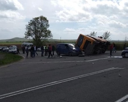 Училищен автобус катастрофира между Айтос и Карнобат