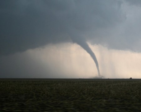 Зловещо торнадо до границата ни с Румъния! Обърна автобус с 39 души