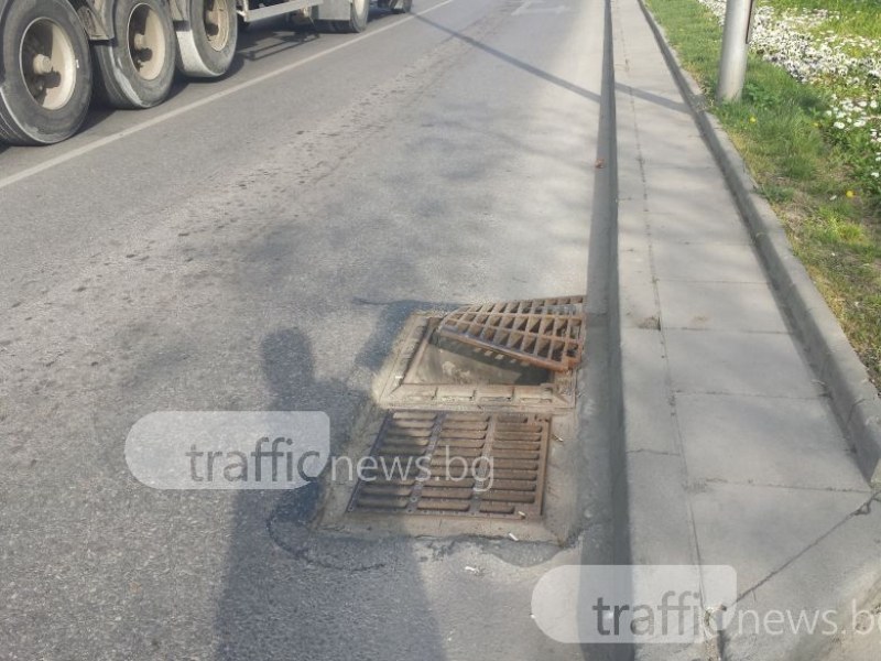 Не паркирайте върху шахти в Пловдив! Чистят ги