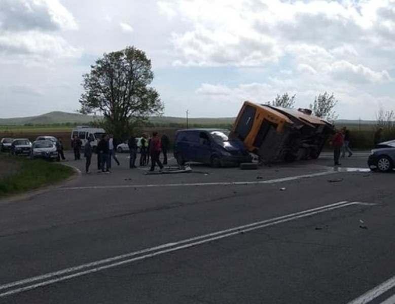 Училищен автобус катастрофира между Айтос и Карнобат