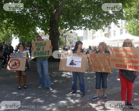 Украинци с плакати на Главната в Пловдив: Не протестираме, не искаме нищо, само усмивки!