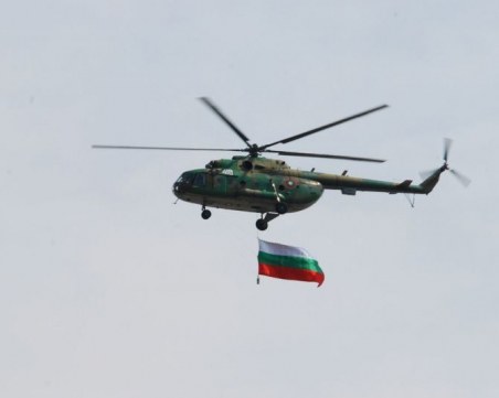 Военни самолети и вертолети прелитат днес ниско над София