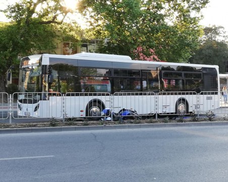 Мотор се вряза в автобус, пълен с хора, след Тунела-юг в Пловдив