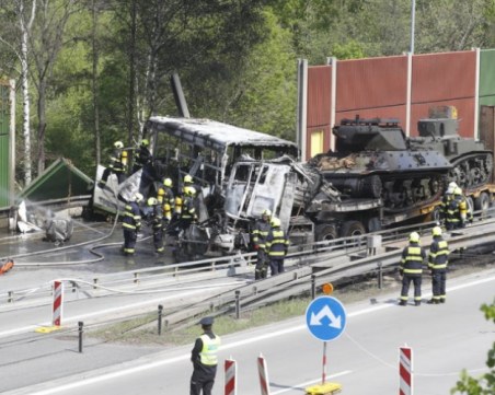 Автобус със затворници изгоря след катастрофа в Прага! Има загинал и много ранени