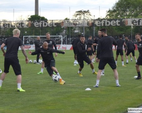 Локо гони първото място в групата без трима наказани