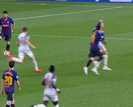 Меси се прави на Кобрата – заби ляв прав на Фабиньо преди фамозния си гол ВИДЕО