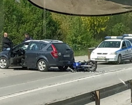 Моторист се разби в кола в столичния квартал 