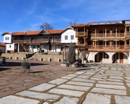 Продават се, мамо, белите манастири! Гигинският отива на търг