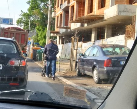 Столичани в повече: Бебешката количка на пътя, а колите – на тротоара!?