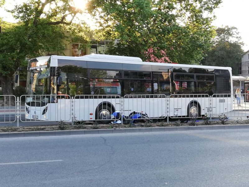 Мотор се вряза в автобус, пълен с хора, след Тунела-юг в Пловдив