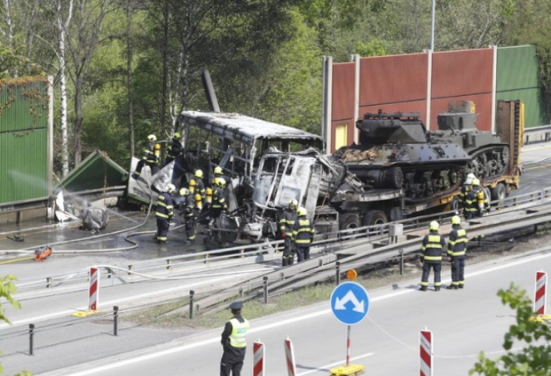 Автобус със затворници изгоря след катастрофа в Прага! Има загинал и много ранени