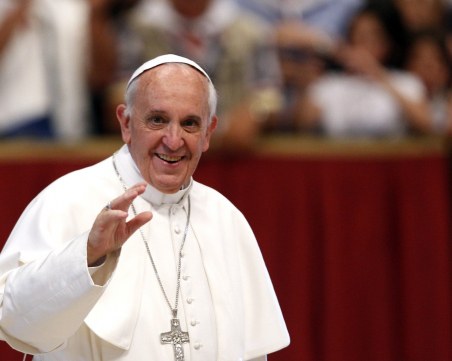 Повечето българи почитат папата, 60% щастливи от визитата му