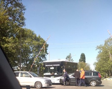 Автобус и кола се блъснаха на прелез в Пловдив