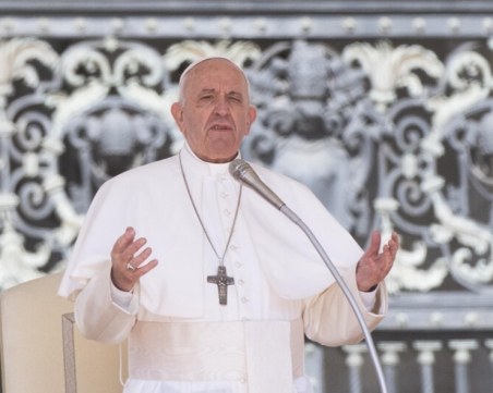 Българите в Лондон ще гледат визитата на папата у нас на видеостена