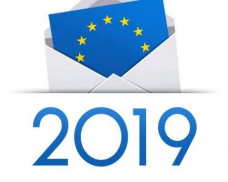 БСП влиза в кампанията с половин гърди пред ГЕРБ