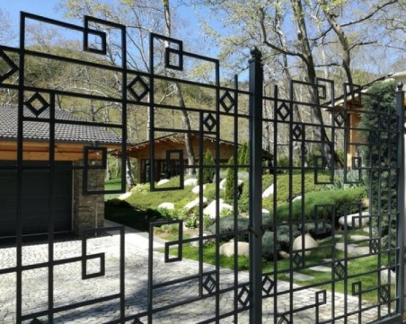 Къщи за гости или къщи-касички? Или пък къщи за богопомазани!