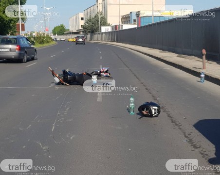 Моторист се заби в аварирала кола, двама са в болница