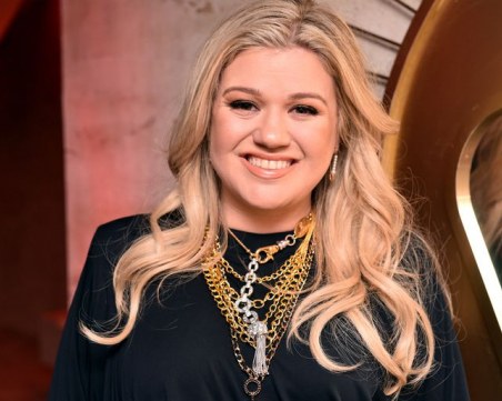 Певицата Кели Кларксън е била оперирана по спешност