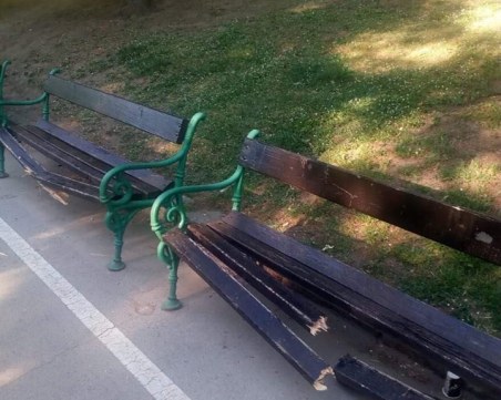 Поправят изпотрошените от вандали пейки на Бунарджика до дни