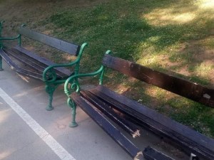 Поправят изпотрошените от вандали пейки на Бунарджика до дни