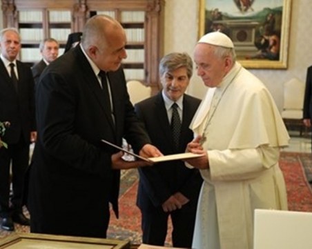 Борисов подарява кисело мляко и икона на Св. Св. Кирил и Методий на папата