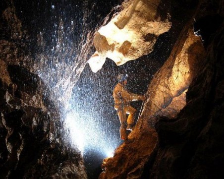 Горски инспектор падна в 6-метров кладенец в пещера в Монтанско