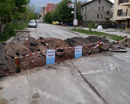 Пълен абсурд! Семейство затвори улица в София - била тяхна собственост