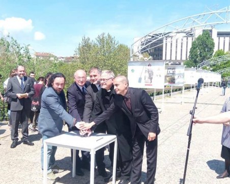 Пловдивчанин създаде пощенска марка за папа Франциск