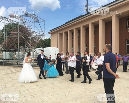 Младоженци извиха хоро на площада в Раковски, минути преди визитата на премиера